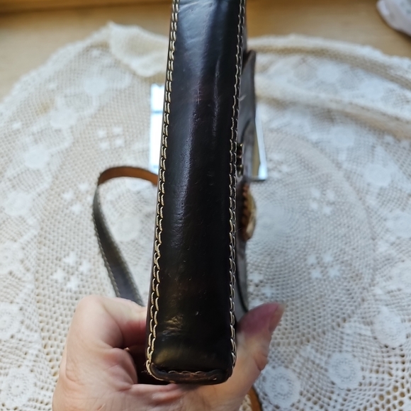 Hand Tooled Leather Crossbody With Shell Face Engraved in Front of Bag. Brown le - Picture 7 of 16